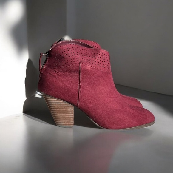 🌻NEW Violet & Red "Jackson" Burgundy Lazer Cut Topline Ankle Boots Size 7.5 - Picture 3 of 10